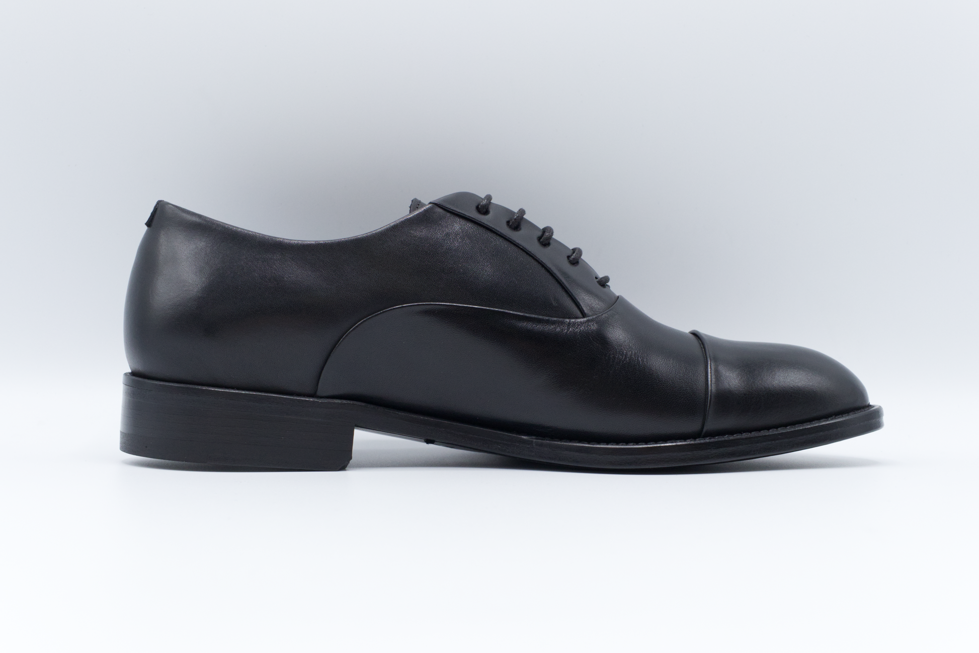 Step up your footwear game with our Men's Italian Oxford in Black. Made with the finest Italian leather and handcrafted to perfection, these shoes are the perfect addition to any wardrobe. From classic to contemporary styles, our selection of Italian Oxfords offers something for everyone. Elevate your style with Aliverti USA.