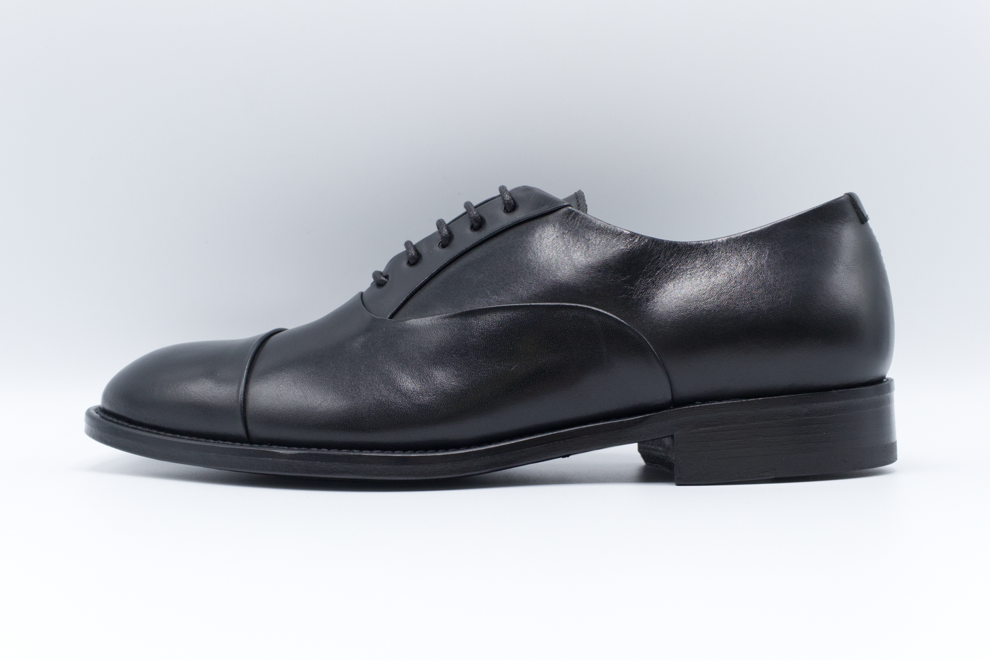 Step up your footwear game with our Men's Italian Oxford in Black. Made with the finest Italian leather and handcrafted to perfection, these shoes are the perfect addition to any wardrobe. From classic to contemporary styles, our selection of Italian Oxfords offers something for everyone. Elevate your style with Aliverti USA.